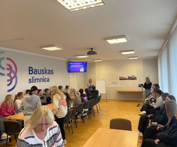 Bauskas slimnīcu apmeklē Bauskas 2. vidusskolas skolēni 