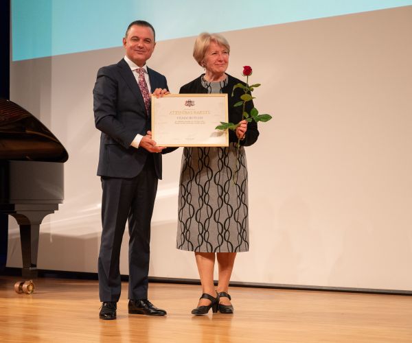 Vilma Butule saņem Veselības ministrijas Atzinības rakstu 30.04.2025.