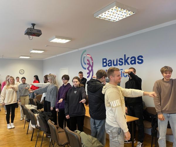 Bauskas slimnīcu apmeklē Bauskas 2. vidusskolas skolēni 