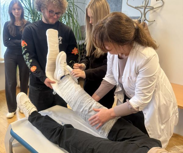 Bauskas slimnīcu apmeklē Bauskas 2. vidusskolas skolēni 