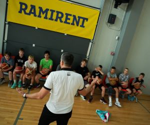 Treniņš Bauskas novada bērnu un jaunatnes sporta skolas basketbolistiem  ar Kristapu Valteru