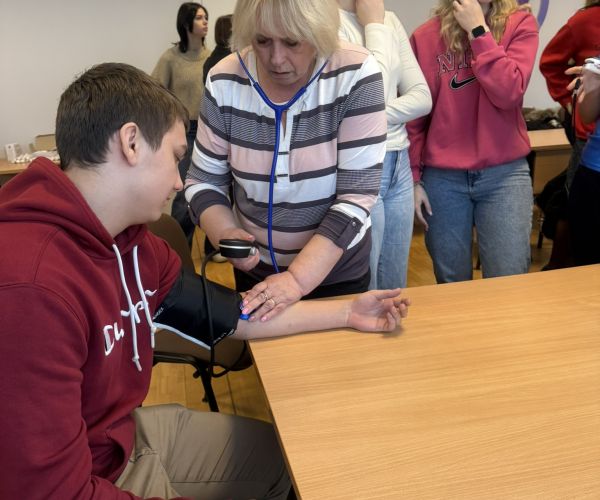 Bauskas slimnīcu apmeklē Bauskas 2. vidusskolas skolēni 