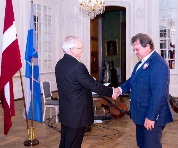 Pasniegti Bauskas novada pašvaldības apbalvojumi 15.11.2024.