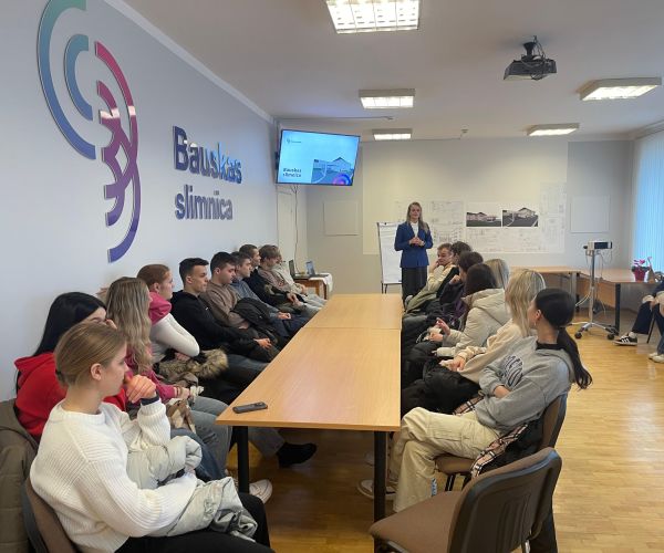 Bauskas slimnīcu apmeklē Bauskas 2. vidusskolas skolēni 