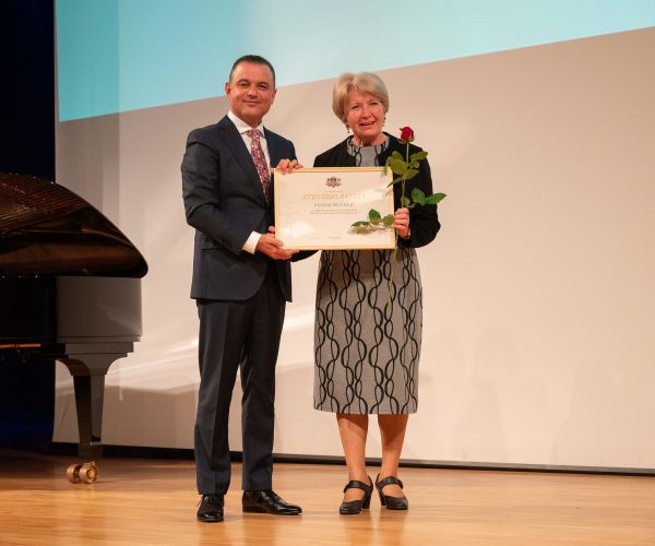 Vilma Butule saņem Veselības ministrijas Atzinības rakstu 30.04.2025.
