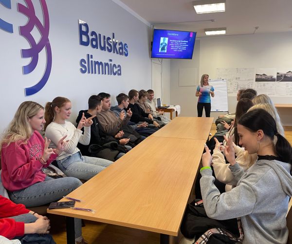 Bauskas slimnīcu apmeklē Bauskas 2. vidusskolas skolēni 