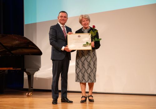 Vilma Butule saņem Veselības ministrijas Atzinības rakstu