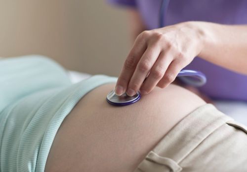 Pieejama valsts apmaksāta grūtnieču aprūpe pie vecmātēm