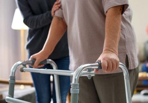 Rehabilitācijas pakalpojumi mājās pacientiem ar smagām saslimšanām un to sekām