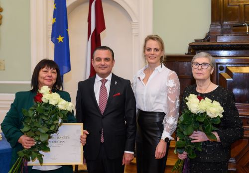 Veselības ministrijas Atzinības rakstus saņem Bauskas slimnīcas ilggadējas darbinieces